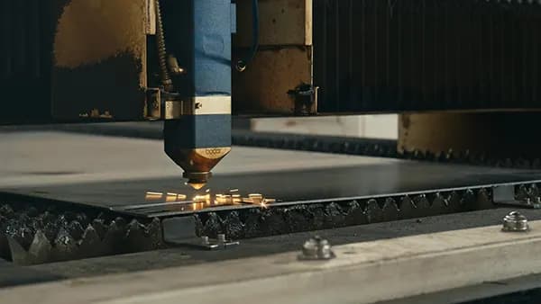 Лазерный станок вырезает деталь из листового металла